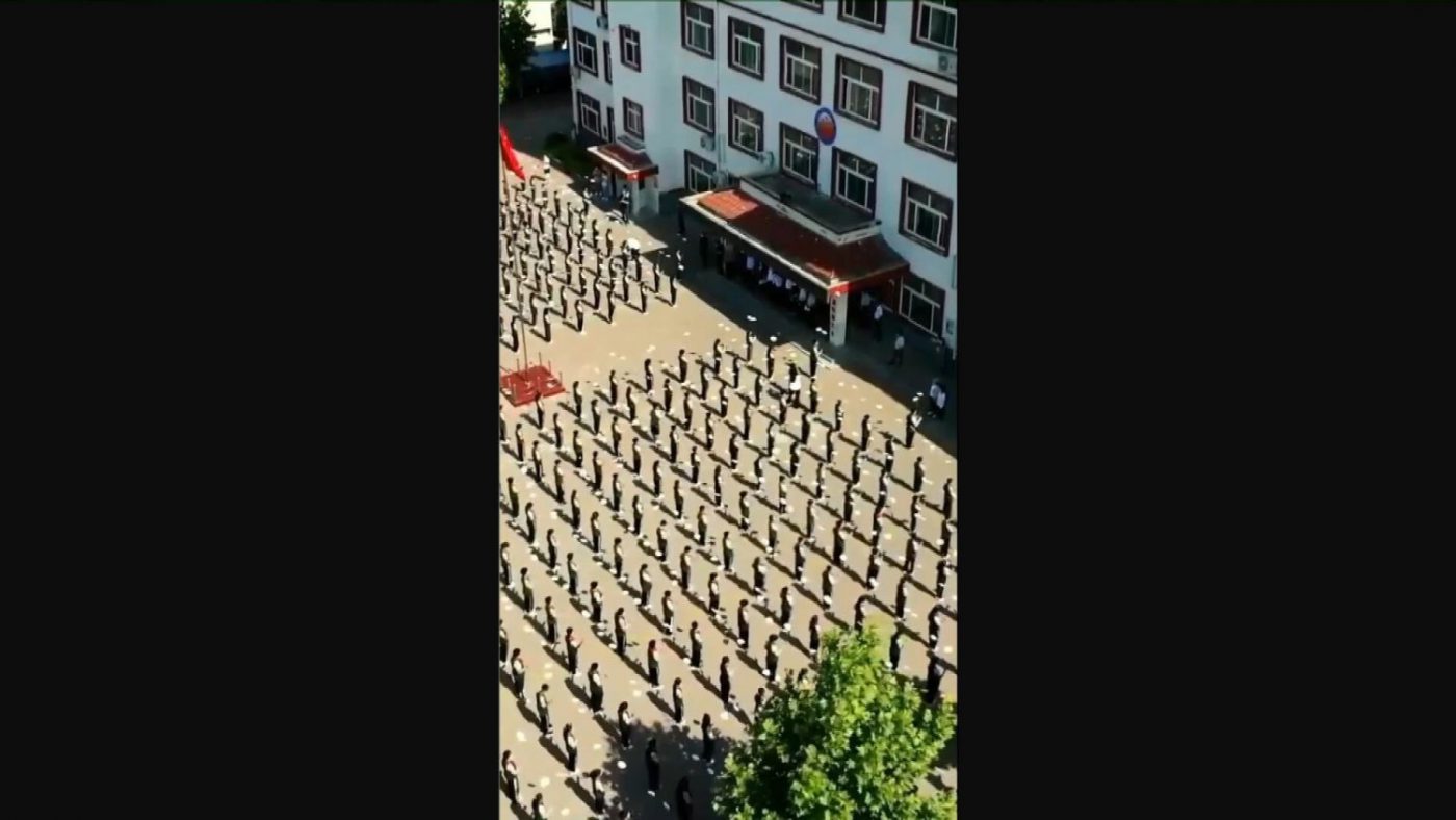 นักเรียนจีนหลายพันคน ร่วมโชว์ ‘กายกรรม’ ชวนทึ่ง (ชมคลิป)