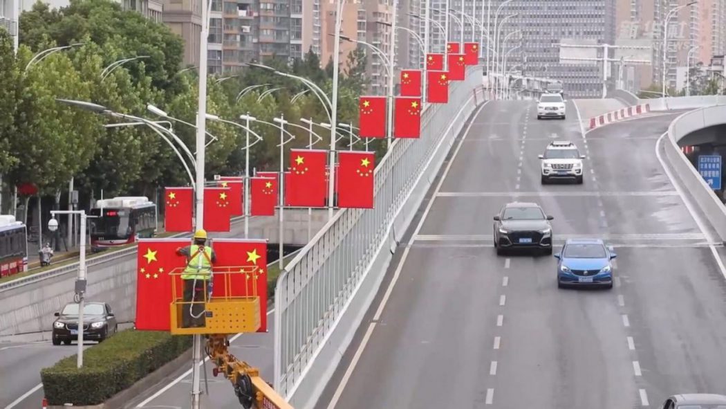 อู่ฮั่นแขวน ‘ธงแดงห้าดาว’ ตามถนนสายหลักรับวันชาติจีน (ชมคลิป)